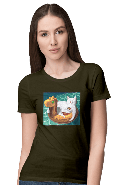 Футболка жіноча з принтом "Білий кіт у плавальному колі, на відпочинку". Басейн, відпочинок, кіт, коктейль, море, плавальний круг. 2070702