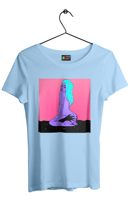 Футболка жіноча з принтом "Фіолетова Дівчина В Руках". Дівчина, інопланетянка, сидить. 2070702