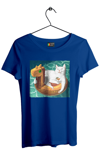 Футболка жіноча з принтом "Білий кіт у плавальному колі, на відпочинку". Басейн, відпочинок, кіт, коктейль, море, плавальний круг. 2070702