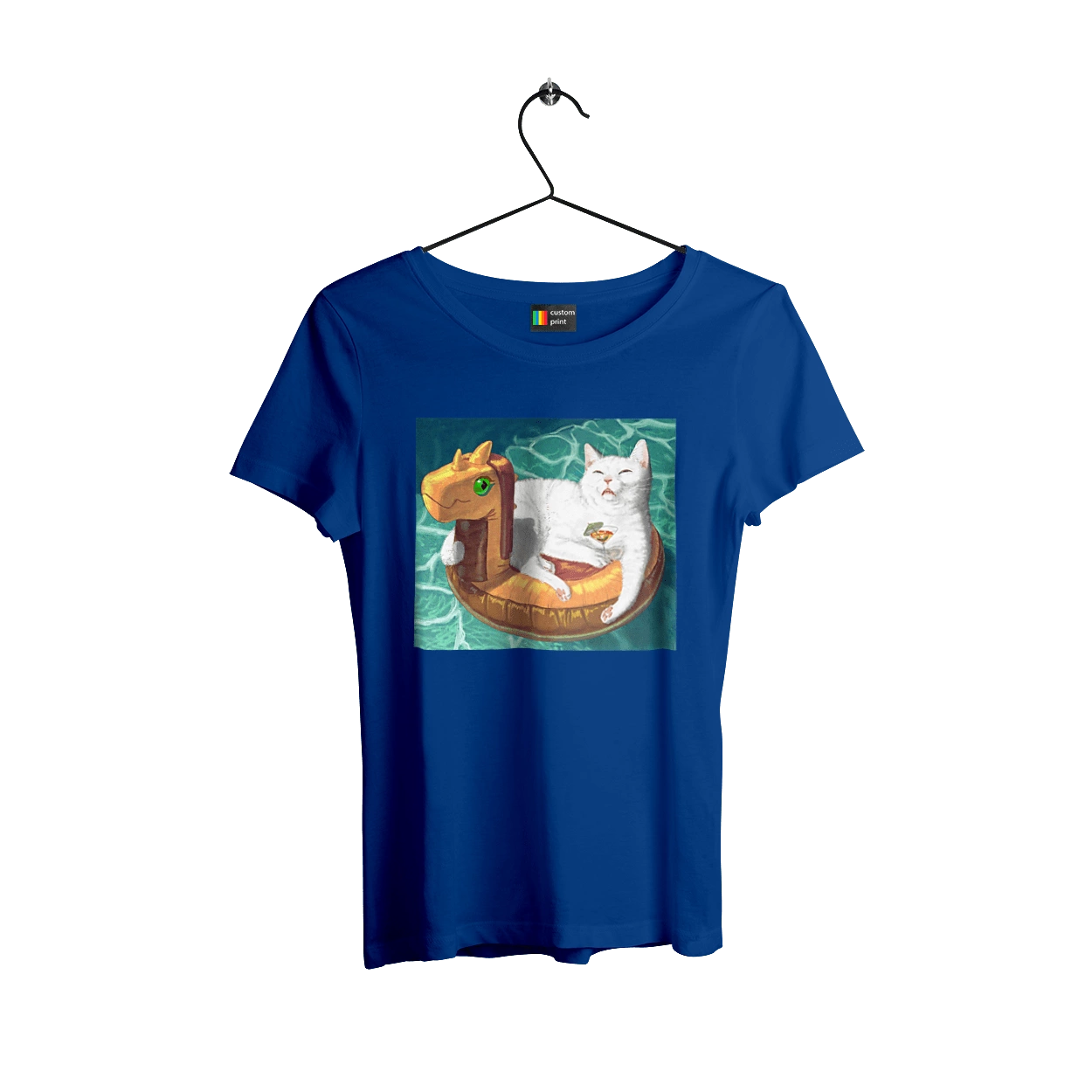 Білий кіт у плавальному колі, на відпочинку