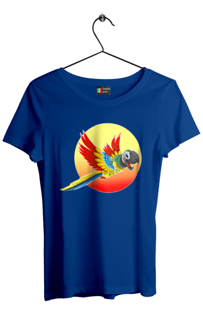 Футболка жіноча з принтом "Папуга На Тлі Сонця". Ара, веселий, відпочинок, відпустка, диск, жарко, жовтий, коло, кольоровий, крила, літає, літо, папуга, папужка, пір`я, політ, помаранчевий, птах, різнокольоровий, сонце, сонячно, спека, тепло, тропіки, у польоті, червоний. 2070702