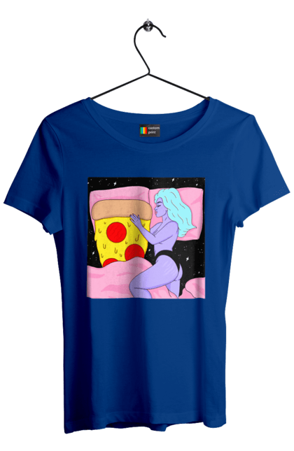 Футболка жіноча з принтом "Фіолетова Дівчина І Піца". Дівчина, ліжко, піца. 2070702