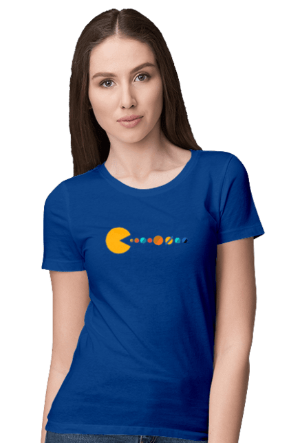 Футболка жіноча з принтом "Pac Man Planets". Atari, namco, pac man, аркадна відеогра, відеогра, комп`ютерна гра, космос, лабіринт, планети, сонячна система. 2070702