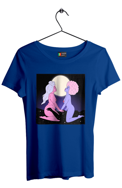 Футболка женская с принтом Две Инопланетянки И Луна. Девушки, инопланетянки, сверху. 2070702