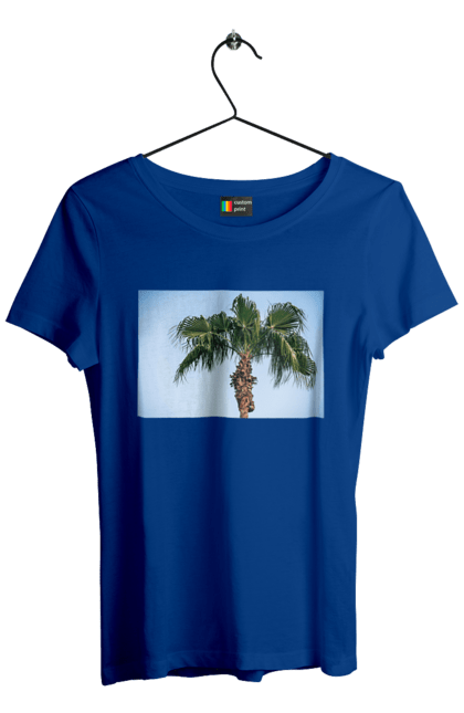 Футболка жіноча з принтом "Пальма на тлі неба". Берег, блакитне, відпочинок, відпустку, єгипет, зелений, зелені, лист, листя, море, небо, оазис, океан, острів, пальма, південь, подорож, пригоди, тропіки, туреччина. 2070702