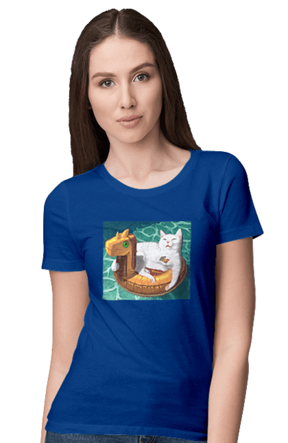 Футболка жіноча з принтом "Білий кіт у плавальному колі, на відпочинку". Басейн, відпочинок, кіт, коктейль, море, плавальний круг. 2070702