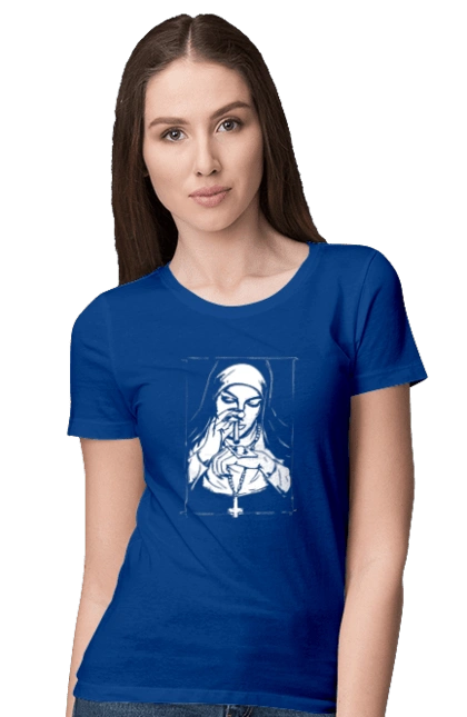 Монашка нюхает порошок