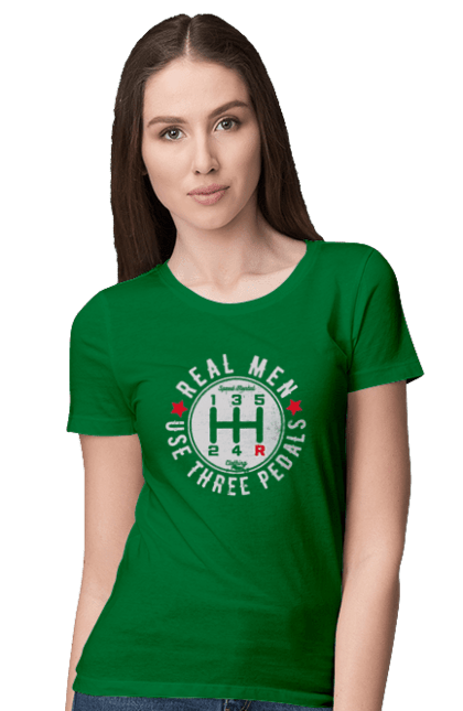 Футболка женская с принтом Настоящие мужчины используют три педали. Авто юмор, автомобиль, для автолюбителей, для автомобилиста, коробка передач, мем, механика, прикольная, юмор. 2070702
