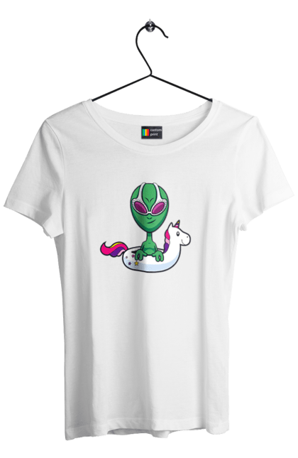 Футболка женская с принтом Инопланетянин Плавает В Кругу. Инопланетянин, надувной круг, плавать. 2070702