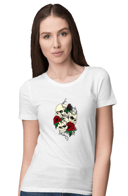 Футболка женская с принтом Черепа с розами. Глаза, зубы, кости, листья, роза, розы, цветы, череп, шипы. 2070702