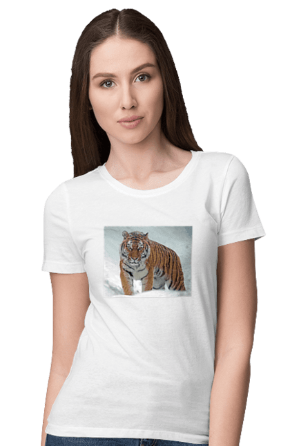 Футболка жіноча з принтом "Тигр у снігу". Велика кішка, великий кіт, дика природа, дикий, звір, зуби, погляд, портрет, природа, стилізація, тварина, тигр, хижак. CustomPrint.market