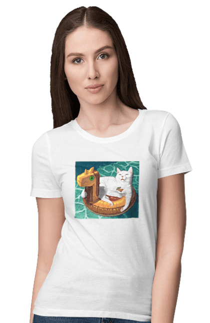 Футболка жіноча з принтом "Білий кіт у плавальному колі, на відпочинку". Басейн, відпочинок, кіт, коктейль, море, плавальний круг. 2070702
