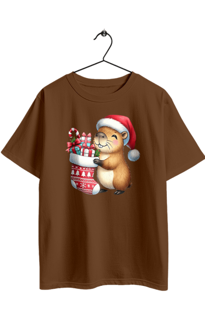Футболка оверсайз з принтом "Різдвяна капібара з подарунком". Капібара, капібара з подарунком, новий рік, новорічний подарунок, подарунок, різдво, різдвяна капібара, санта, свято, тварина. 2070702