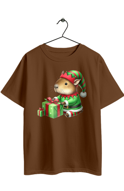 Футболка оверсайз з принтом "Різдвяний ельф капібара". Christmas elf, капібара, капібара з подарунком, новий рік, новорічний подарунок, подарунок, різдво, різдвяний ельф, свято, тварина. 2070702