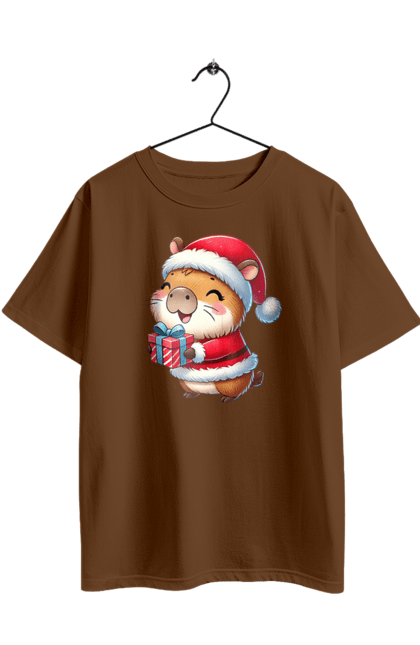 Футболка оверсайз з принтом "Різдвяна капібара з подарунком". Капібара, капібара з подарунком, новий рік, новорічний подарунок, подарунок, різдво, різдвяна капібара, санта, свято, тварина. 2070702