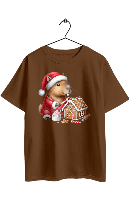 Футболка оверсайз з принтом "Капібара будує пряниковий будиночок". Капібара, новий рік, новорічний подарунок, подарунок, пряник, пряниковий будиночок, різдво, різдвяна капібара, свято, тварина. 2070702