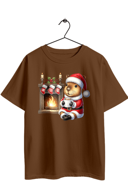 Футболка оверсайз з принтом "Капібара біля каміна з гарячим шоколадом". Гарячий шоколад, камін, капібара, новий рік, подарунок, різдво, різдвяна капібара, санта, свято, тварина. 2070702