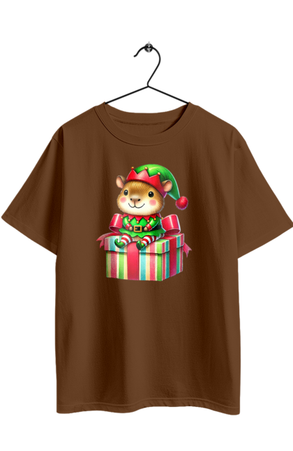 Футболка оверсайз з принтом "Різдвяна капібара з подарунком". Капібара, капібара з подарунком, новий рік, новорічний подарунок, подарунок, різдво, різдвяна капібара, різдвяний ельф, санта, свято. 2070702