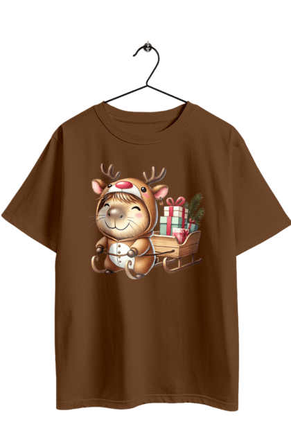 Футболка оверсайз з принтом "Різдвяна капібара з подарунком". Капібара, капібара з подарунком, новий рік, новорічний подарунок, подарунок, різдво, різдвяна капібара, санта, свято, тварина. 2070702