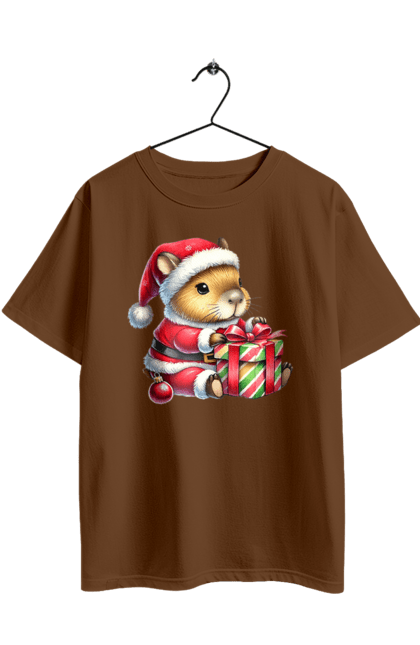 Футболка оверсайз з принтом "Різдвяна капібара з подарунком". Капібара, капібара з подарунком, новий рік, новорічний подарунок, подарунок, різдво, різдвяна капібара, санта, свято, тварина. 2070702