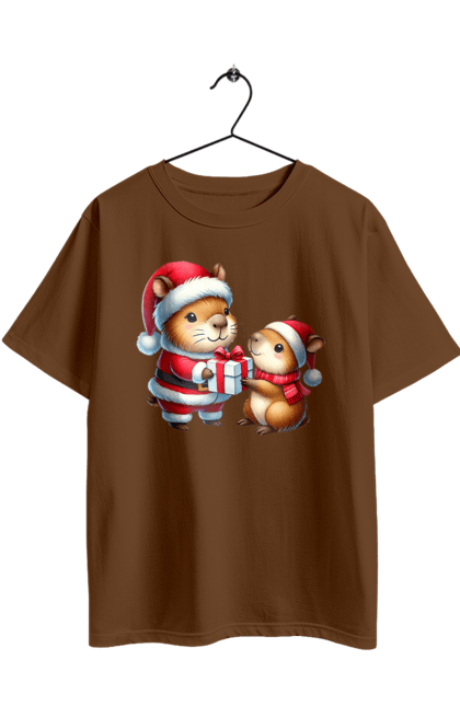 Футболка оверсайз з принтом "Різдвяна капібара з подарунком". Капібара, капібара з подарунком, новий рік, новорічний подарунок, подарунок, різдво, різдвяна капібара, санта, свято, тварина. 2070702