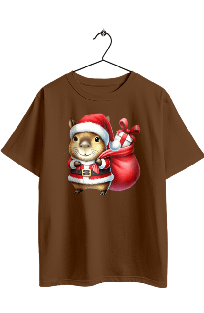 Футболка оверсайз з принтом "Різдвяна капібара з подарунком". Капібара, капібара з подарунком, новий рік, новорічний подарунок, подарунок, різдво, різдвяна капібара, санта, свято. 2070702