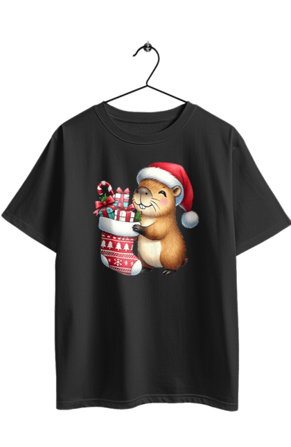 Футболка оверсайз з принтом "Різдвяна капібара з подарунком". Капібара, капібара з подарунком, новий рік, новорічний подарунок, подарунок, різдво, різдвяна капібара, санта, свято, тварина. 2070702