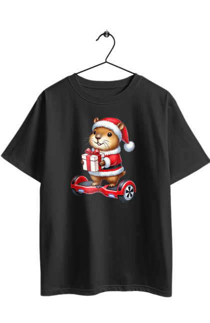 Футболка оверсайз з принтом "Різдвяна капібара з подарунком". Капібара, капібара з подарунком, новий рік, новорічний подарунок, подарунок, різдво, різдвяна капібара, санта, свято, тварина. 2070702