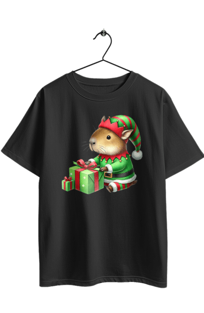 Футболка оверсайз з принтом "Різдвяний ельф капібара". Christmas elf, капібара, капібара з подарунком, новий рік, новорічний подарунок, подарунок, різдво, різдвяний ельф, свято, тварина. 2070702