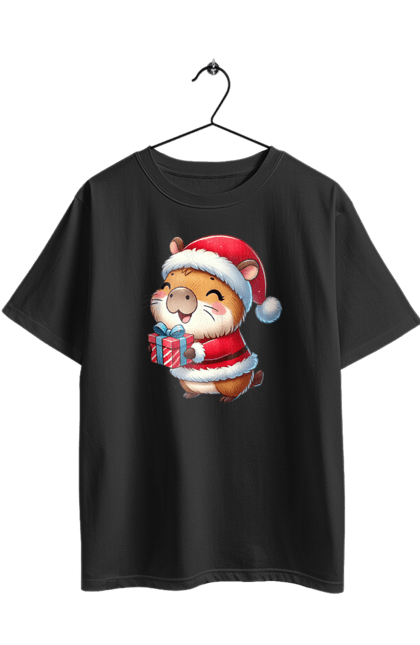 Футболка оверсайз з принтом "Різдвяна капібара з подарунком". Капібара, капібара з подарунком, новий рік, новорічний подарунок, подарунок, різдво, різдвяна капібара, санта, свято, тварина. 2070702