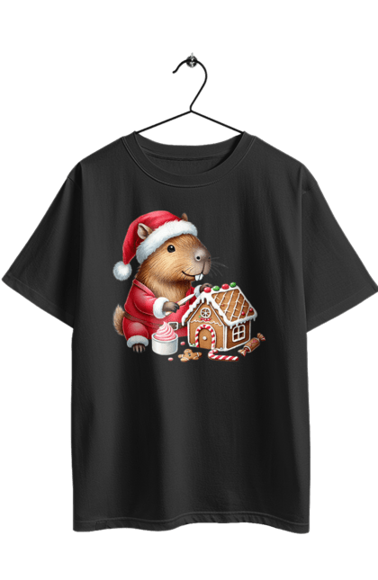 Футболка оверсайз з принтом "Капібара будує пряниковий будиночок". Капібара, новий рік, новорічний подарунок, подарунок, пряник, пряниковий будиночок, різдво, різдвяна капібара, свято, тварина. 2070702