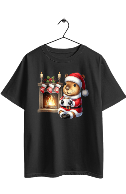 Футболка оверсайз з принтом "Капібара біля каміна з гарячим шоколадом". Гарячий шоколад, камін, капібара, новий рік, подарунок, різдво, різдвяна капібара, санта, свято, тварина. 2070702