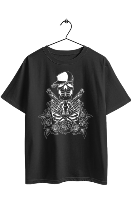 Футболка оверсайз з принтом "Скелет із пістолетами". Зуби, кепка, кістки, пістолет, скелет, троянди, череп, чорно білий. 2070702
