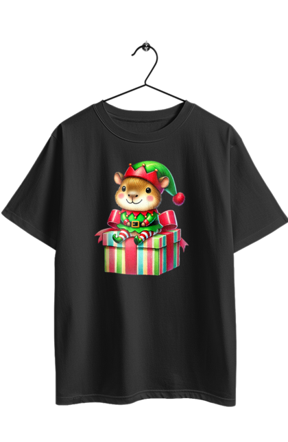 Футболка оверсайз з принтом "Різдвяна капібара з подарунком". Капібара, капібара з подарунком, новий рік, новорічний подарунок, подарунок, різдво, різдвяна капібара, різдвяний ельф, санта, свято. 2070702