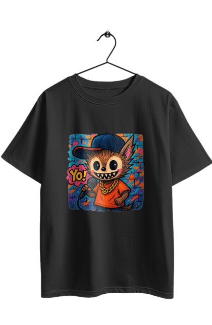 Футболка оверсайз з принтом "Лабубу". Бейсболка, вуличне мистецтво, графіті, золотийланцюг, лабубу, мікрофон, міський стиль, репатмосфера, хіпхоп, яскраво. 2070702