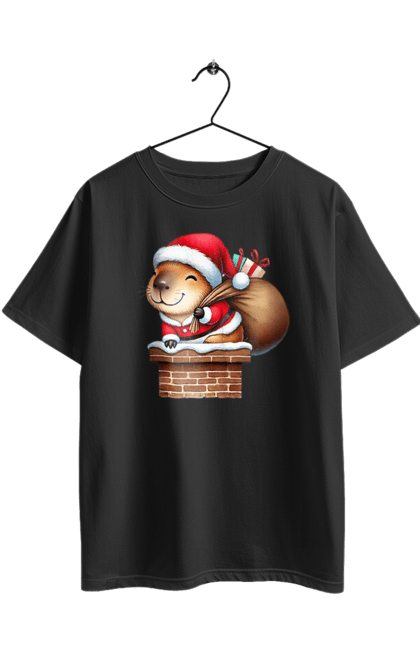 Футболка оверсайз з принтом "Різдвяна капібара з подарунком". Капібара, капібара з подарунком, новий рік, новорічний подарунок, подарунок, різдво, різдвяна капібара, санта, свято, тварина. 2070702