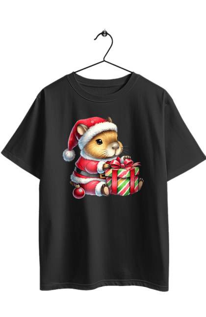 Футболка оверсайз з принтом "Різдвяна капібара з подарунком". Капібара, капібара з подарунком, новий рік, новорічний подарунок, подарунок, різдво, різдвяна капібара, санта, свято, тварина. 2070702