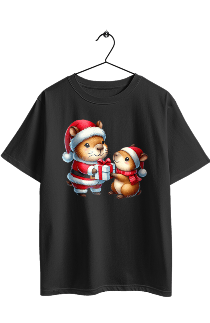 Футболка оверсайз з принтом "Різдвяна капібара з подарунком". Капібара, капібара з подарунком, новий рік, новорічний подарунок, подарунок, різдво, різдвяна капібара, санта, свято, тварина. 2070702
