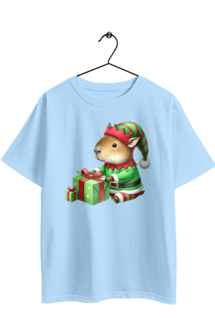 Футболка оверсайз з принтом "Різдвяний ельф капібара". Christmas elf, капібара, капібара з подарунком, новий рік, новорічний подарунок, подарунок, різдво, різдвяний ельф, свято, тварина. 2070702