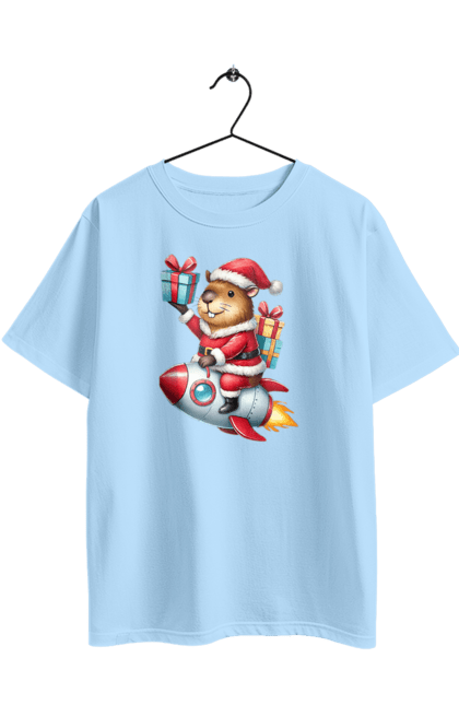 Футболка оверсайз з принтом "Різдвяна капібара з подарунком". Капібара, новий рік, новорічний подарунок, подарунок, ракета, різдво, різдвяна капібара, санта, свято, тварина. 2070702