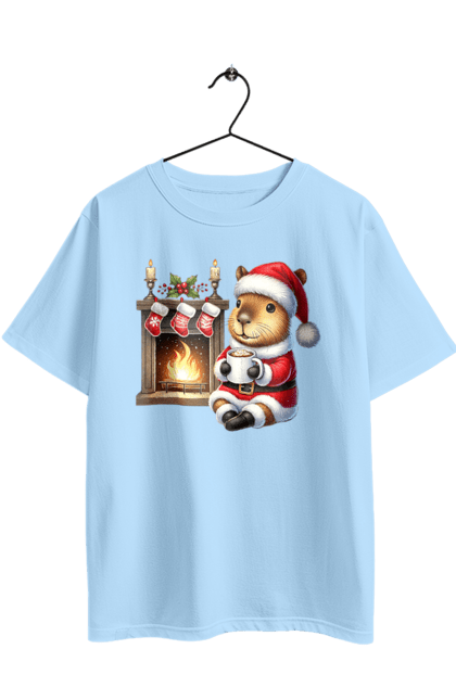 Футболка оверсайз з принтом "Капібара біля каміна з гарячим шоколадом". Гарячий шоколад, камін, капібара, новий рік, подарунок, різдво, різдвяна капібара, санта, свято, тварина. 2070702