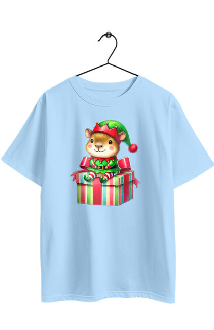 Футболка оверсайз з принтом "Різдвяна капібара з подарунком". Капібара, капібара з подарунком, новий рік, новорічний подарунок, подарунок, різдво, різдвяна капібара, різдвяний ельф, санта, свято. 2070702