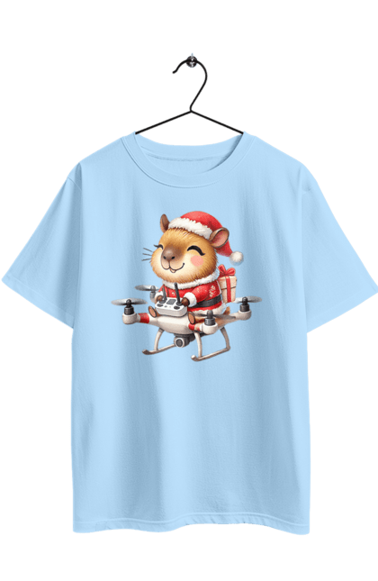 Футболка оверсайз з принтом "Різдвяна капібара з подарунком". Капібара, капібара з подарунком, новий рік, новорічний подарунок, подарунок, різдво, різдвяна капібара, санта, свято, тварина. 2070702