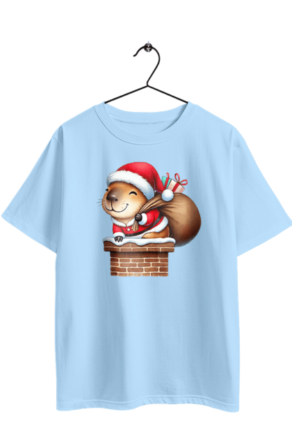 Футболка оверсайз з принтом "Різдвяна капібара з подарунком". Капібара, капібара з подарунком, новий рік, новорічний подарунок, подарунок, різдво, різдвяна капібара, санта, свято, тварина. 2070702