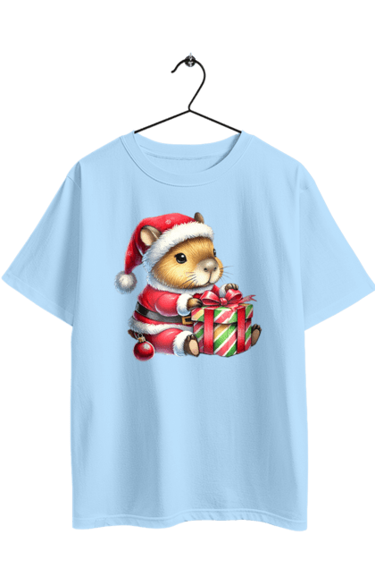 Футболка оверсайз з принтом "Різдвяна капібара з подарунком". Капібара, капібара з подарунком, новий рік, новорічний подарунок, подарунок, різдво, різдвяна капібара, санта, свято, тварина. 2070702