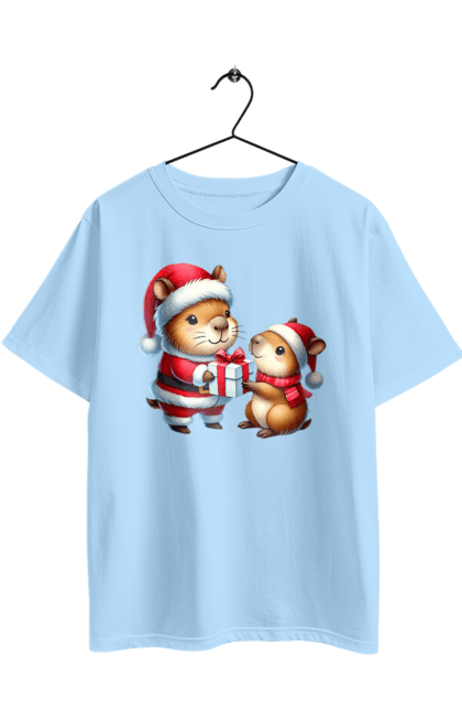 Футболка оверсайз з принтом "Різдвяна капібара з подарунком". Капібара, капібара з подарунком, новий рік, новорічний подарунок, подарунок, різдво, різдвяна капібара, санта, свято, тварина. 2070702