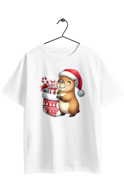 Футболка оверсайз з принтом "Різдвяна капібара з подарунком". Капібара, капібара з подарунком, новий рік, новорічний подарунок, подарунок, різдво, різдвяна капібара, санта, свято, тварина. 2070702
