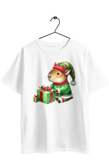 Футболка оверсайз з принтом "Різдвяний ельф капібара". Christmas elf, капібара, капібара з подарунком, новий рік, новорічний подарунок, подарунок, різдво, різдвяний ельф, свято, тварина. 2070702