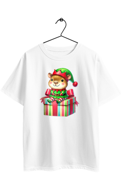 Футболка оверсайз з принтом "Різдвяна капібара з подарунком". Капібара, капібара з подарунком, новий рік, новорічний подарунок, подарунок, різдво, різдвяна капібара, різдвяний ельф, санта, свято. 2070702