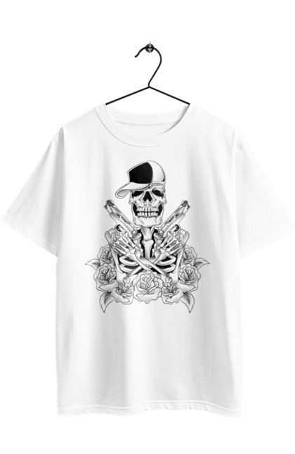 Футболка оверсайз з принтом "Скелет із пістолетами". Зуби, кепка, кістки, пістолет, скелет, троянди, череп, чорно білий. 2070702